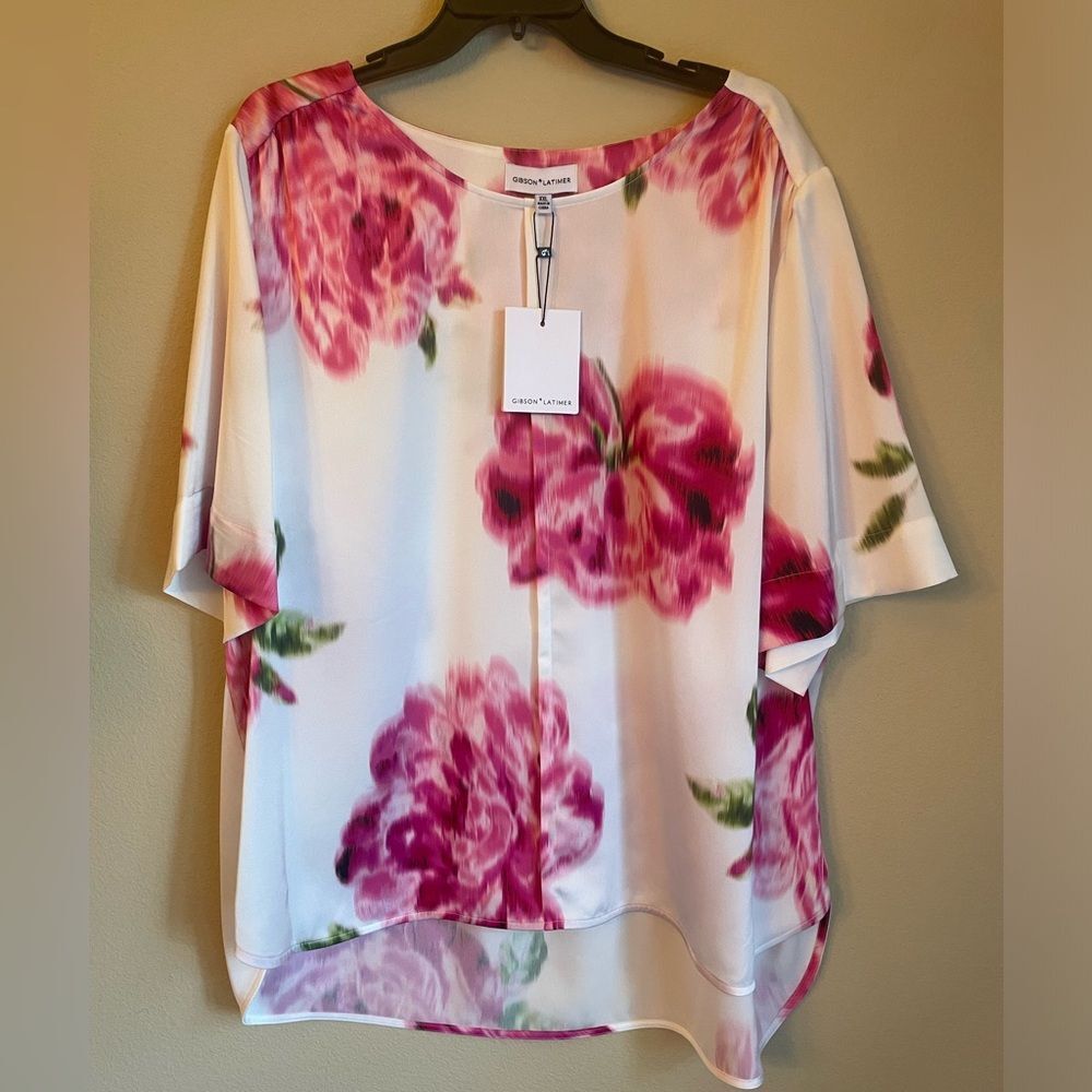 Gibson & Latimar short sleeve satin blouse with blur floral print XXL